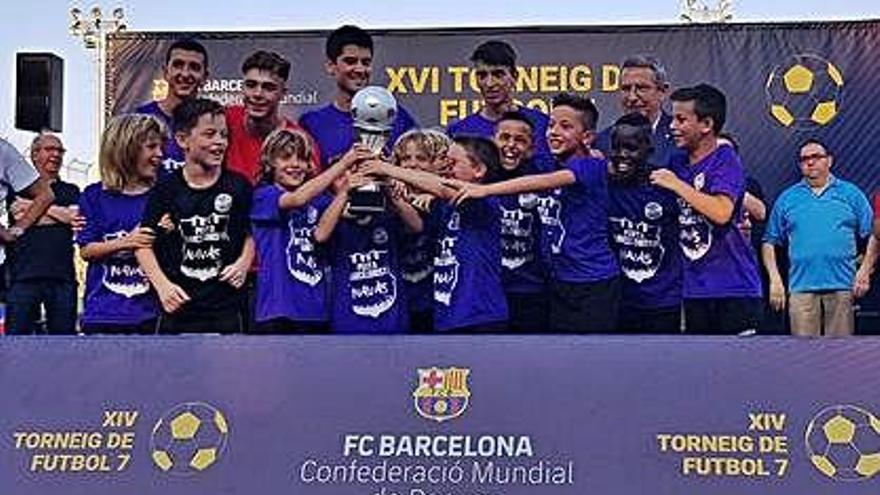 L&#039;equip benjamí de la Penya Barcelonista de Navàs celebra el títol