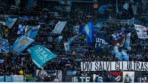 Los ultras de la SS Lazio en la Curva Norte del Olímpico de Roma.