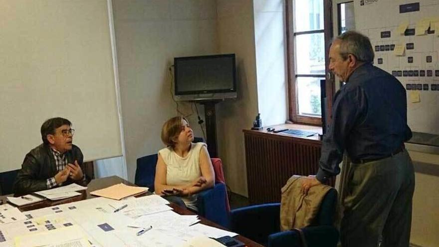 Por la izquierda, Roberto Sánchez Ramos, Ana Taboada y Wenceslao López, durante la reunión de ayer.