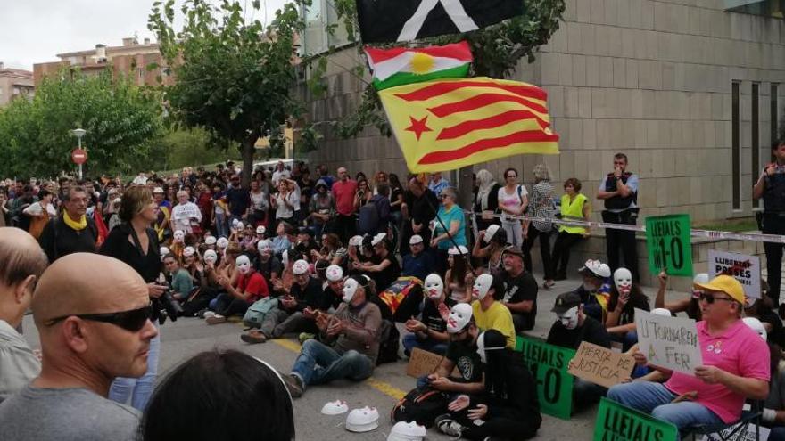 La sentada davant els jutjats de Figueres