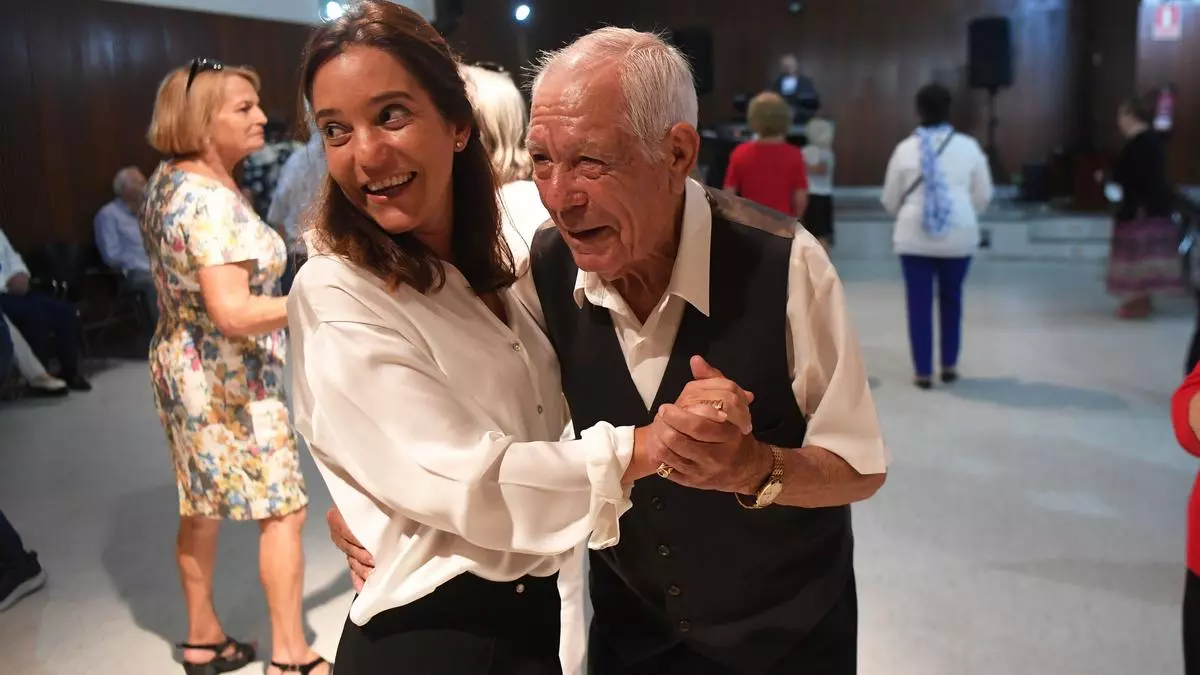 Los centros cívicos recuperan los bailes de mayores con el celebrado en Monelos