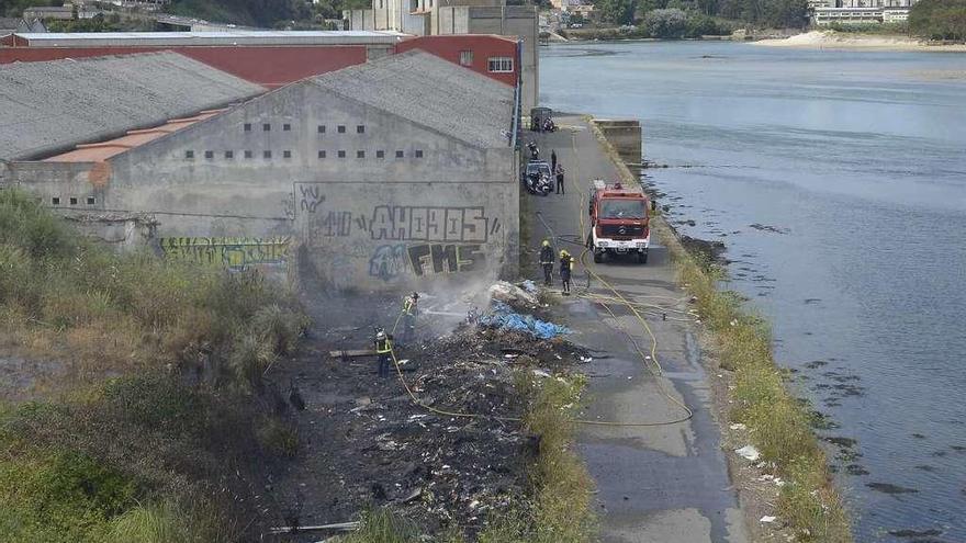 Los bomberos sofocan un incendio en A Pasaxe, en las inmediaciones de la Congeladora Coruñesa.