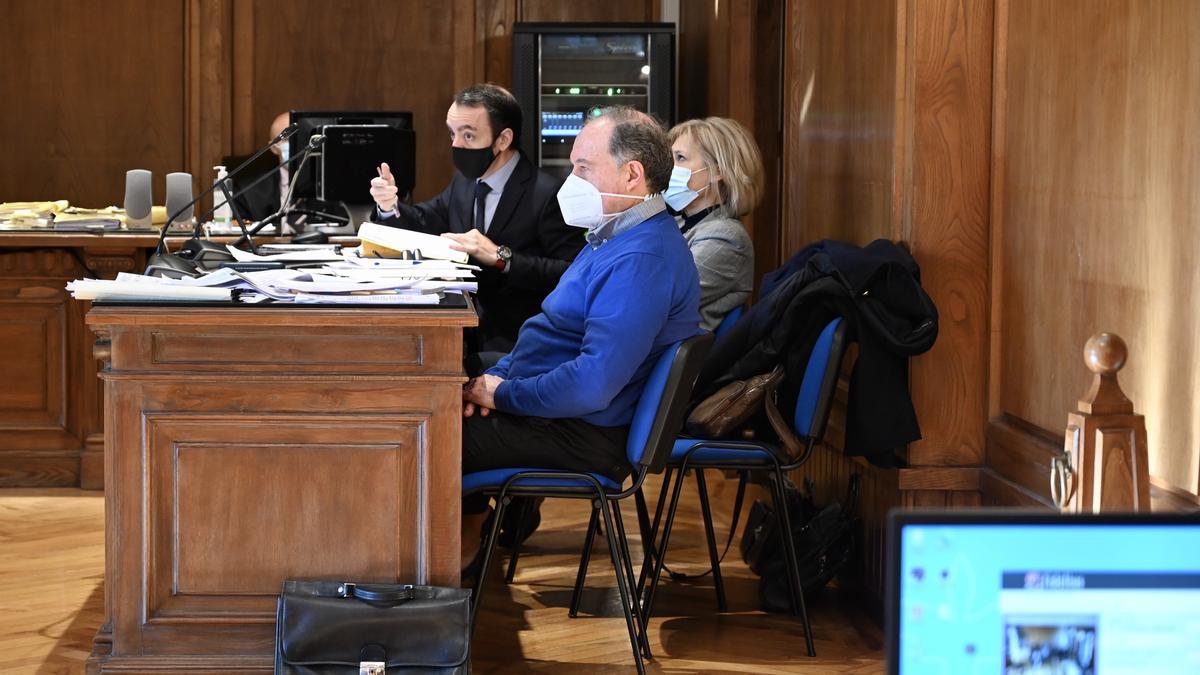 El fiscal interroga a uno de los agentes de la Guardia Civil durante la sesión de ayer en la Audiencia de Pontevedra.