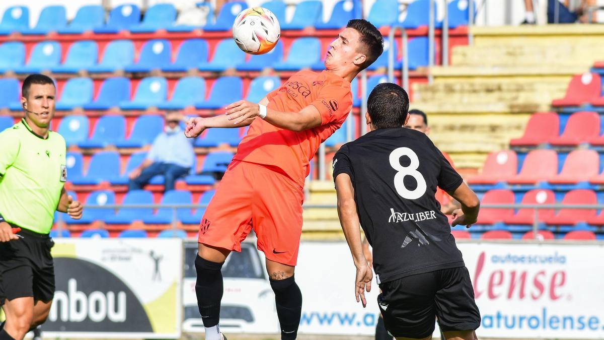 Dani Escriche trata de controlar el balón con el pecho durante el partido.