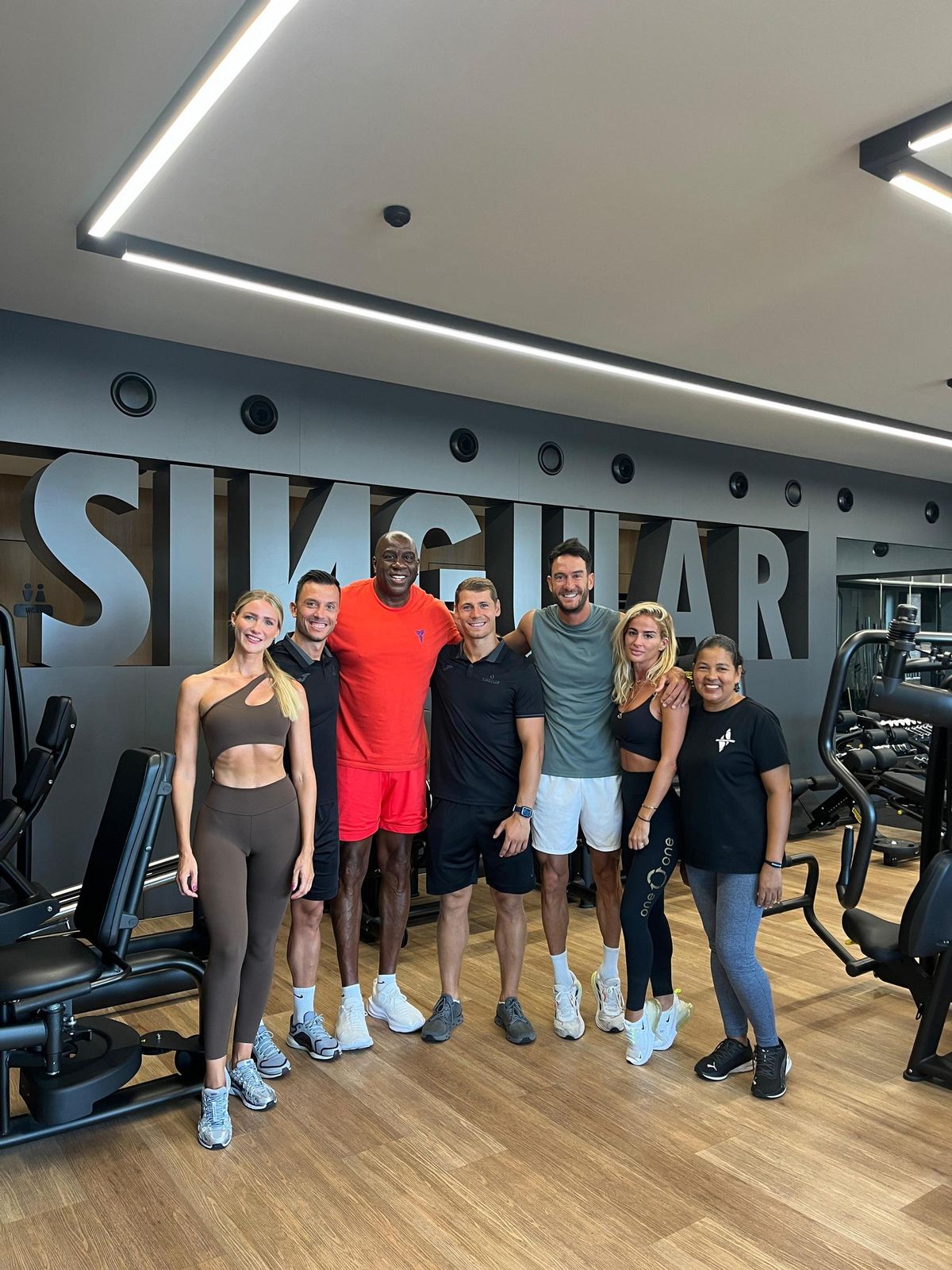 Magic Johnson posa con trabajadores y clientes en el Singular Fitness de Puerto Portals.