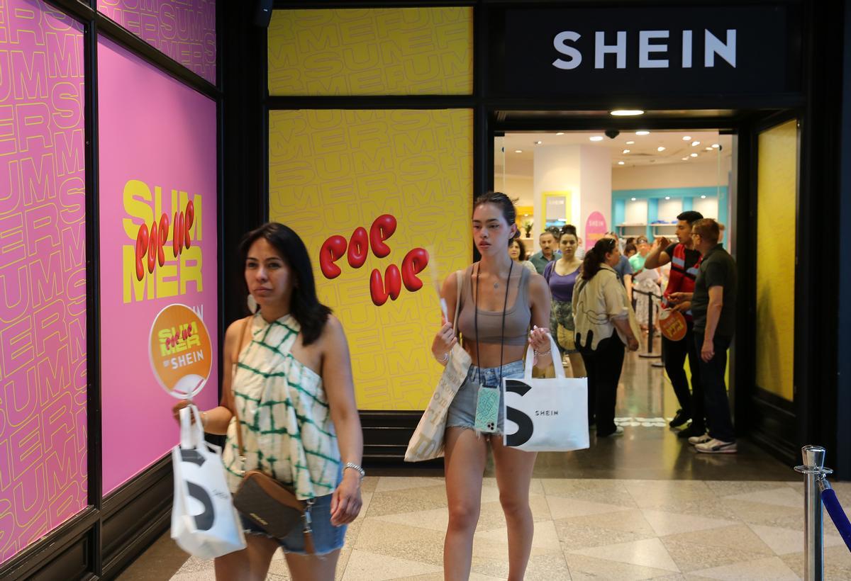 Una tienda pop-up de Shein en la Plaza Catalunya de Barcelona.