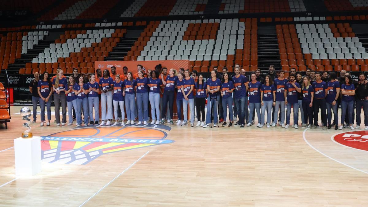 Las campeonas de Copa posan con el primer equipo masculino en la celebración