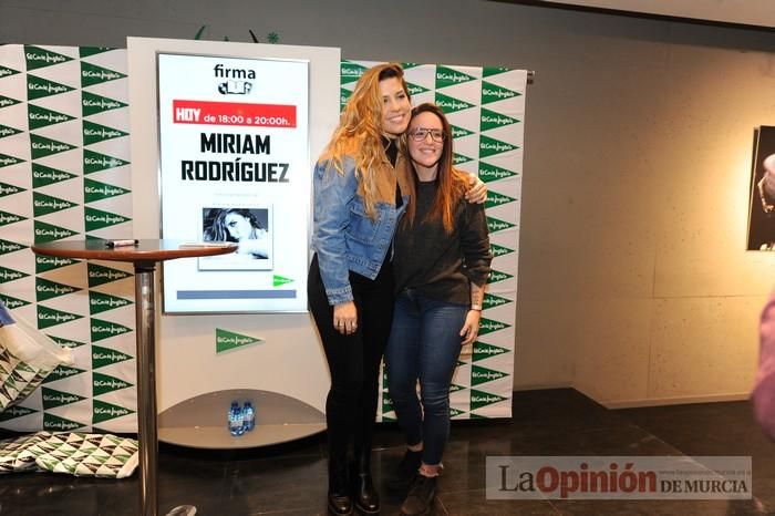 Miriam Rodríguez firma discos en El Corte Inglés