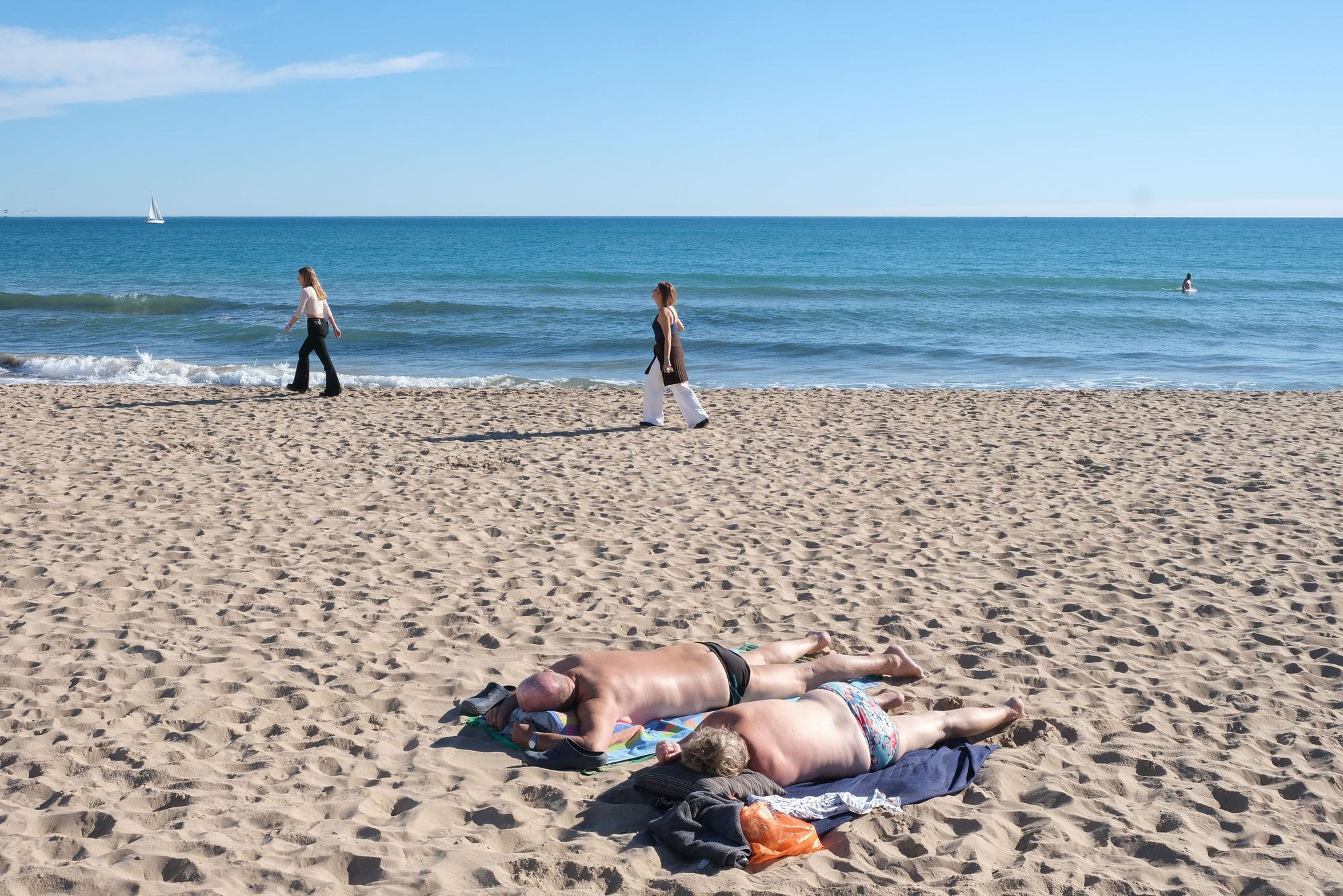 Jornada navideña playera en Elche. Numerosas personas disfrutan de las temperaturas de hasta 25 grados en la playa del Pinet en La Marina