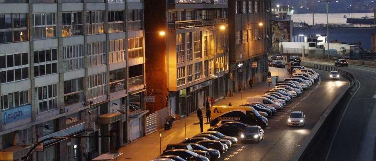 Coches aparcados en la zona azul de Cánovas del Castillo. // J. Lores