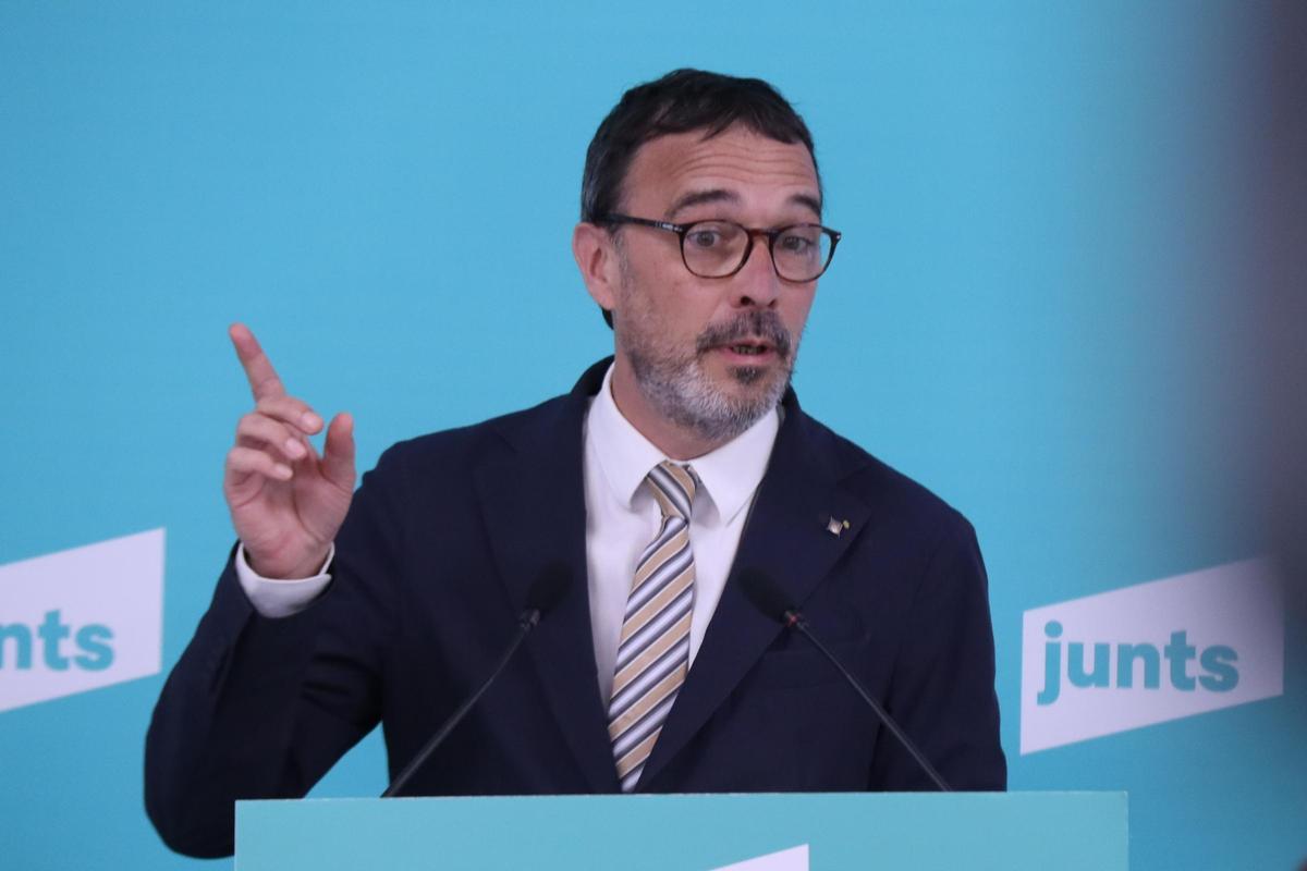Josep Rius, portavoz de Junts, durante la rueda de prensa de este lunes