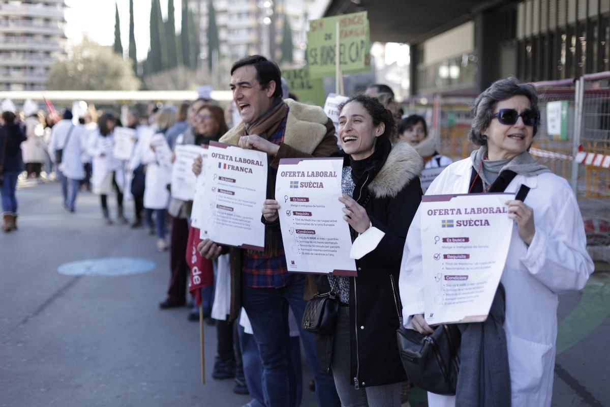 Los sanitarios se han manifestado desde el Departament de Salut hasta la estación de Sants en defensa de la sanidad pública durante el primer día de la huelga de médicos.