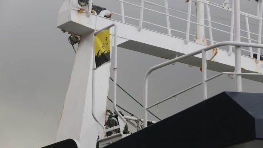La bandera de la protesta, ayer, en un pesquero amarrado en el puerto de Avilés.