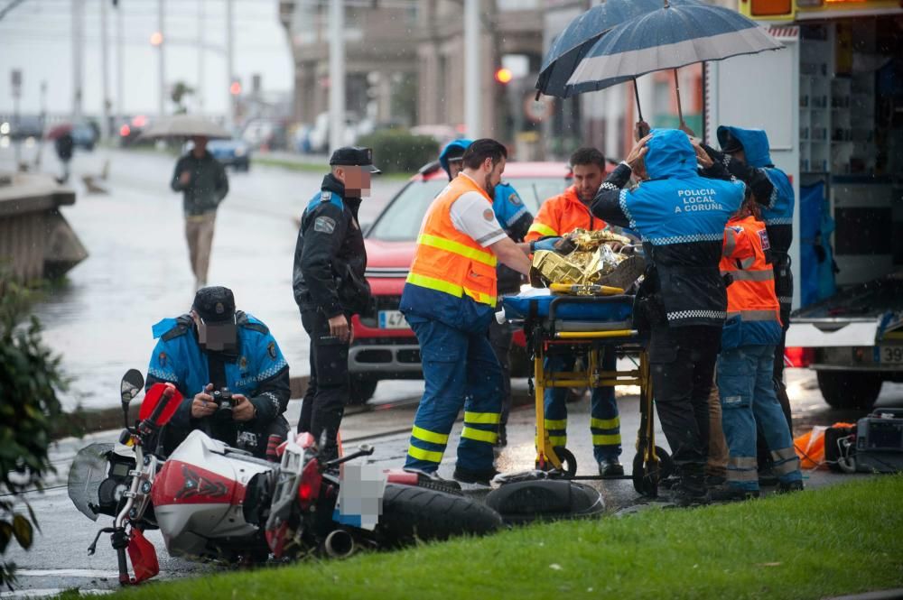 Herido grave un motorista en una salida de vía en el paseo marítimo