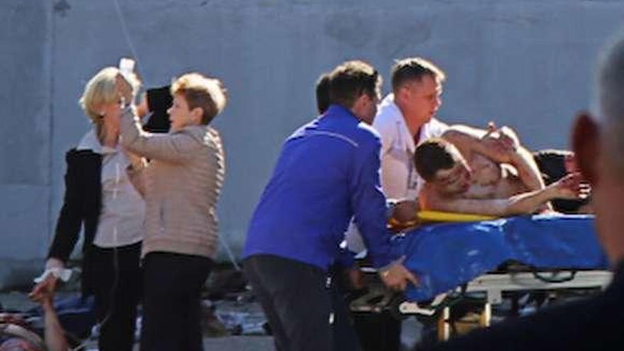 Los servicios de emergencia atienden a uno de los heridos. // Reuters