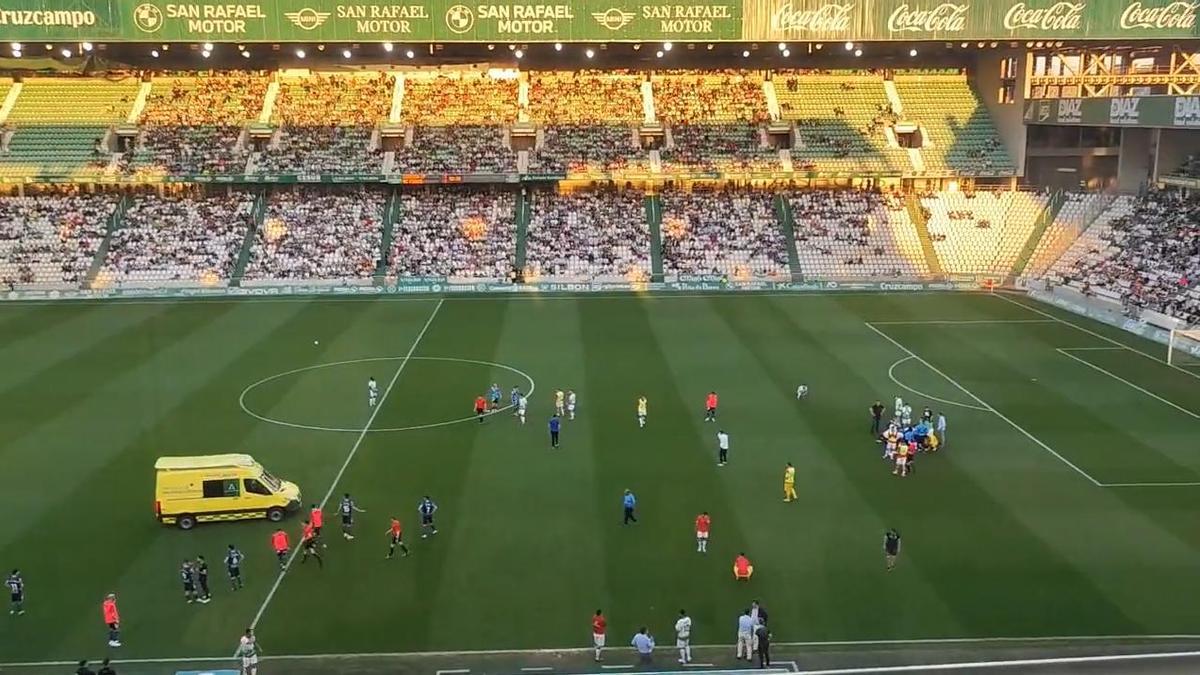 ¡El hermano de Gudelj cayó desplomado en medio del terreno de juego! Una ambulancia tuvo que entrar al campo...