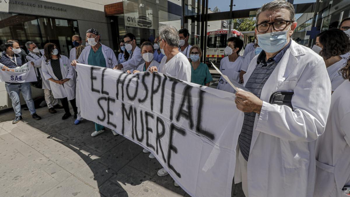 Médicos protestando por la falta de personal en el Hospital de Alcoy.