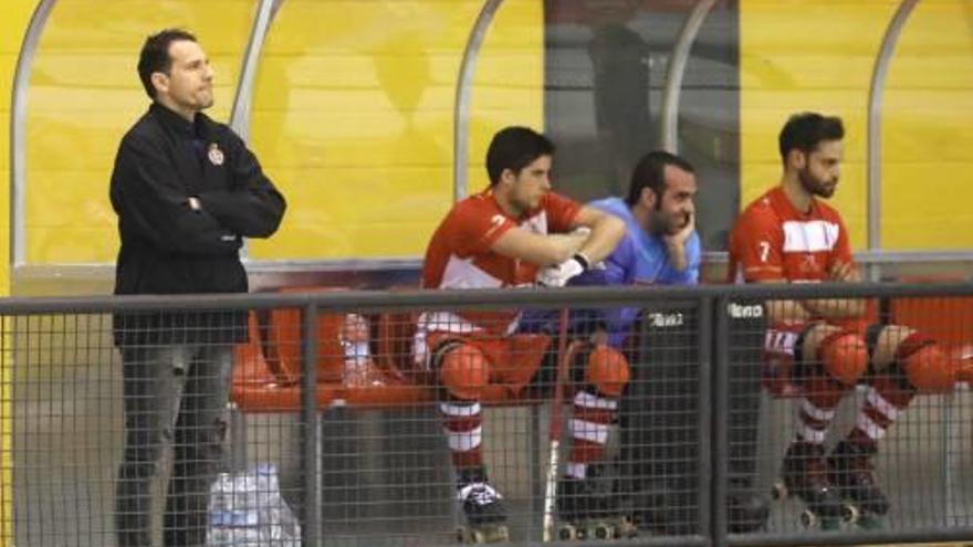 Ramon Benito (Girona) observant des de la banqutea.