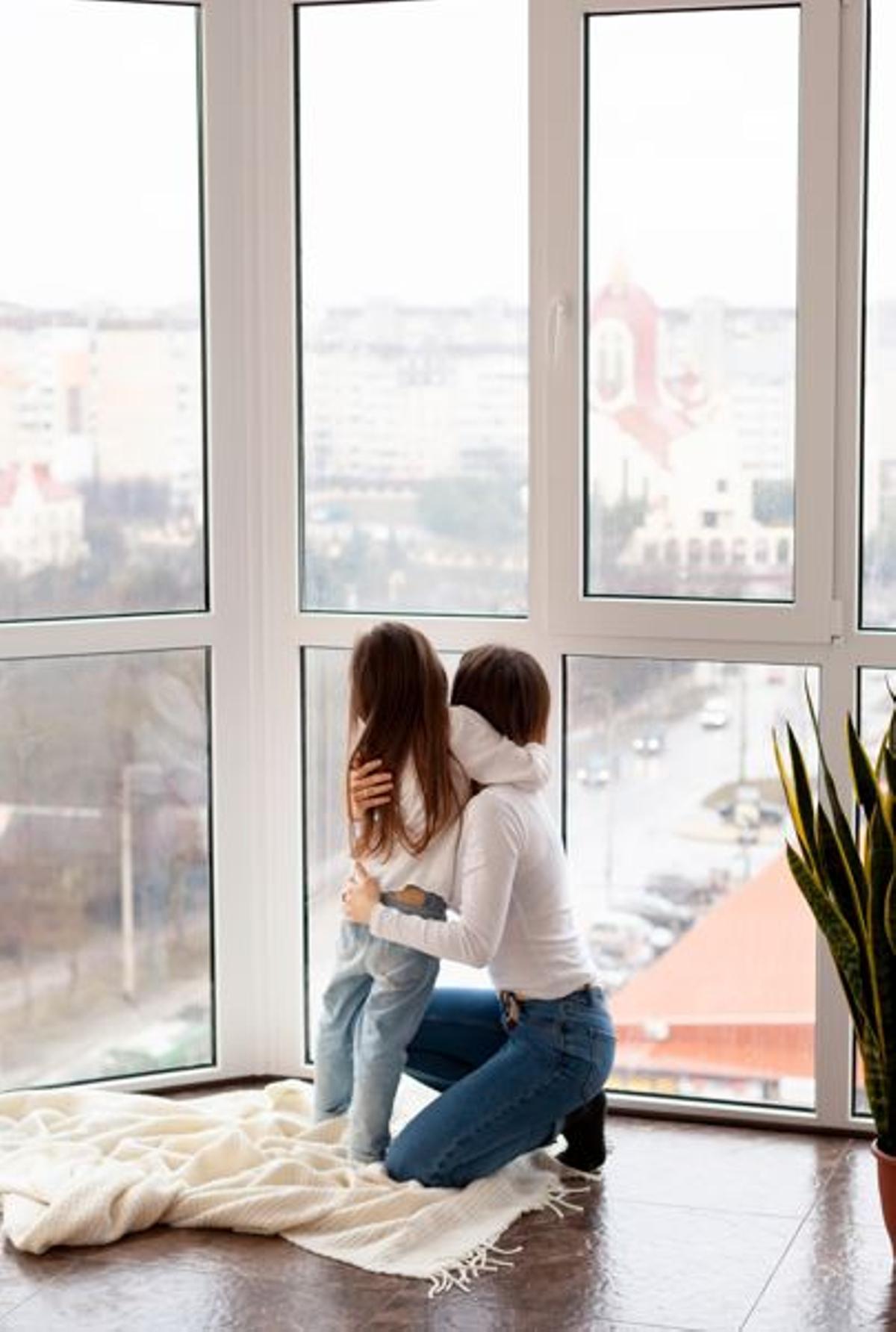 Una mare i una filla confortables a l'interior de casa amb un bon sistema d'aïllament.