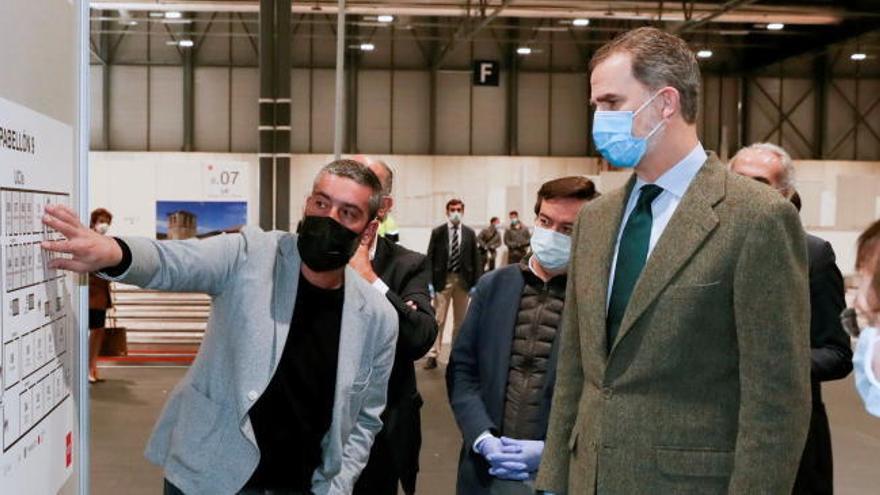 Felipe VI visita el hospital de campaña construido en Ifema