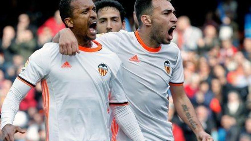 Nani i Munir celebren la consecució del primer gol del València