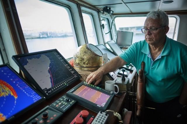 Descarga de atún en el puerto de Santa Cruz