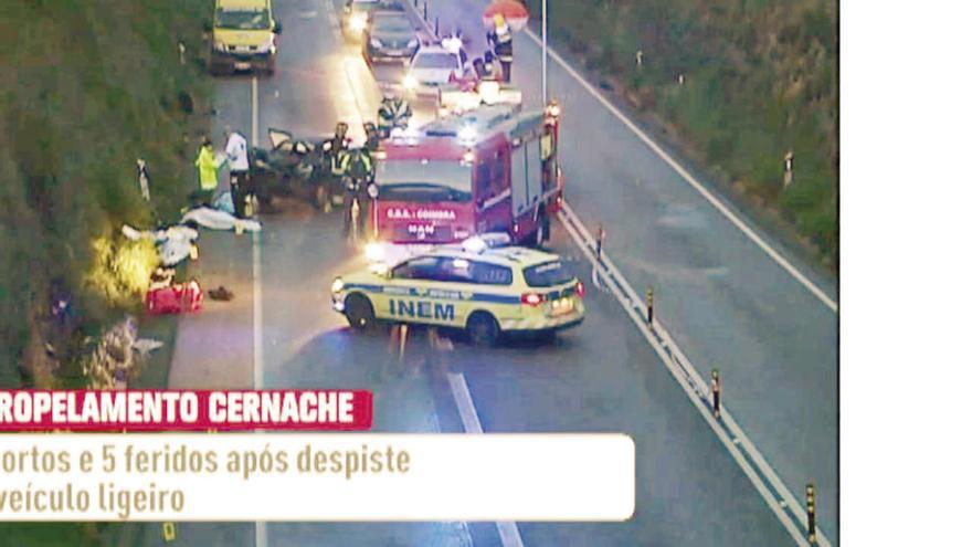 Los cuerpos de las víctimas, en la autovía donde ocurrió el fatal atropello. // Imagen captada de la televisión pública de Portugal (RTP)