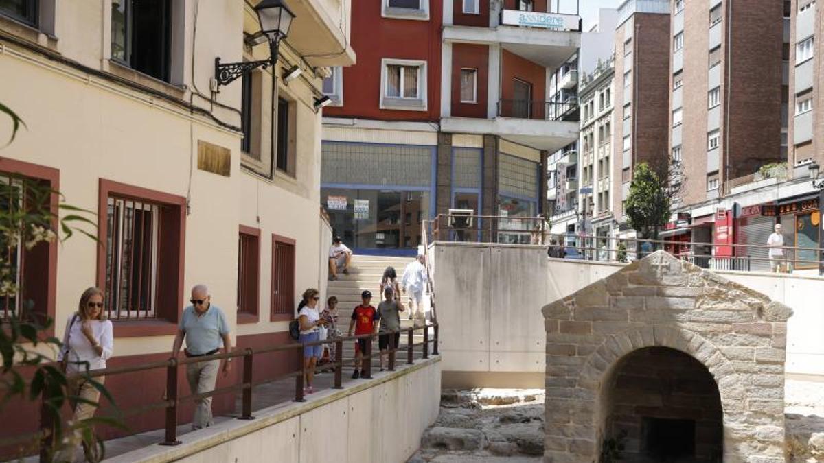 Vecinos y turistas en el entorno de Foncalada, este sábado