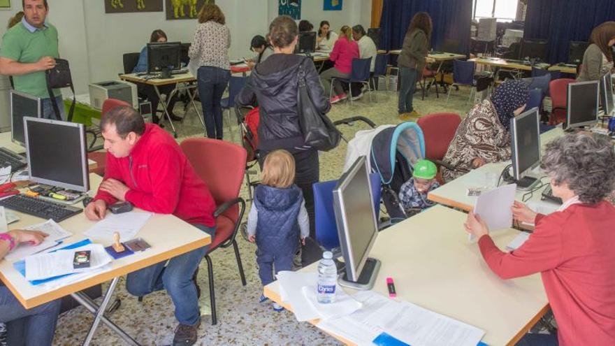 Familias soliciitando los primeros 100 euros en Alicante