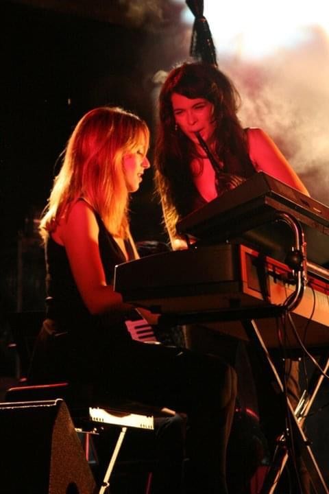 Cristina Pato tocando con su hermana Raquel