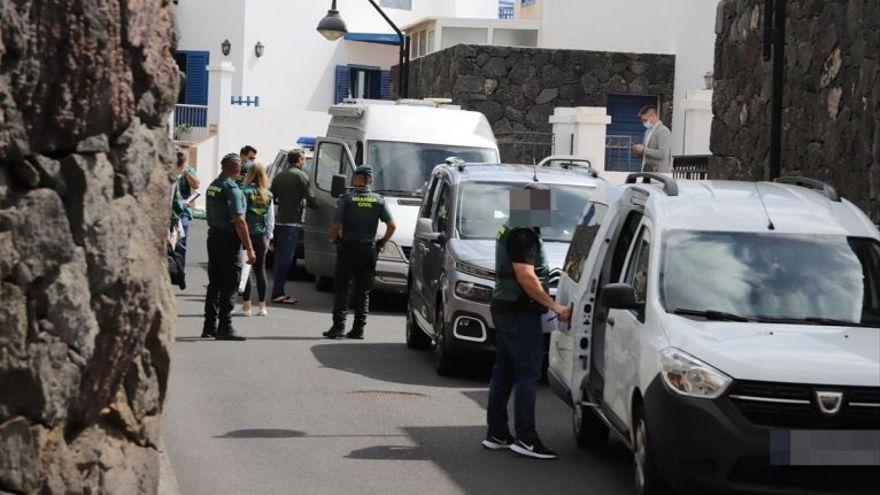 Los agentes de la UCO junto a Pedro San Ginés (de espaldas junto a la furgoneta blanca) en el registro realizado en su vivienda de Arrecife el pasado 28 de marzo.