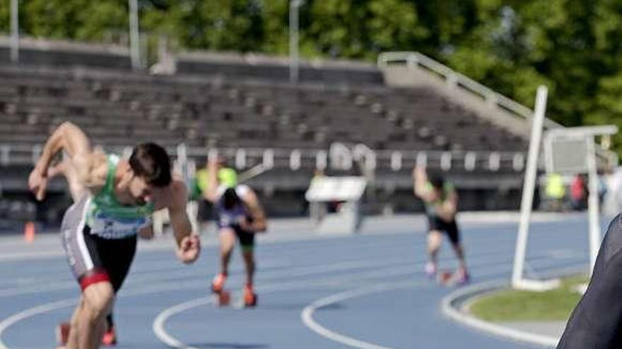 Atletas durante una competición deportiva en Las Mestas.