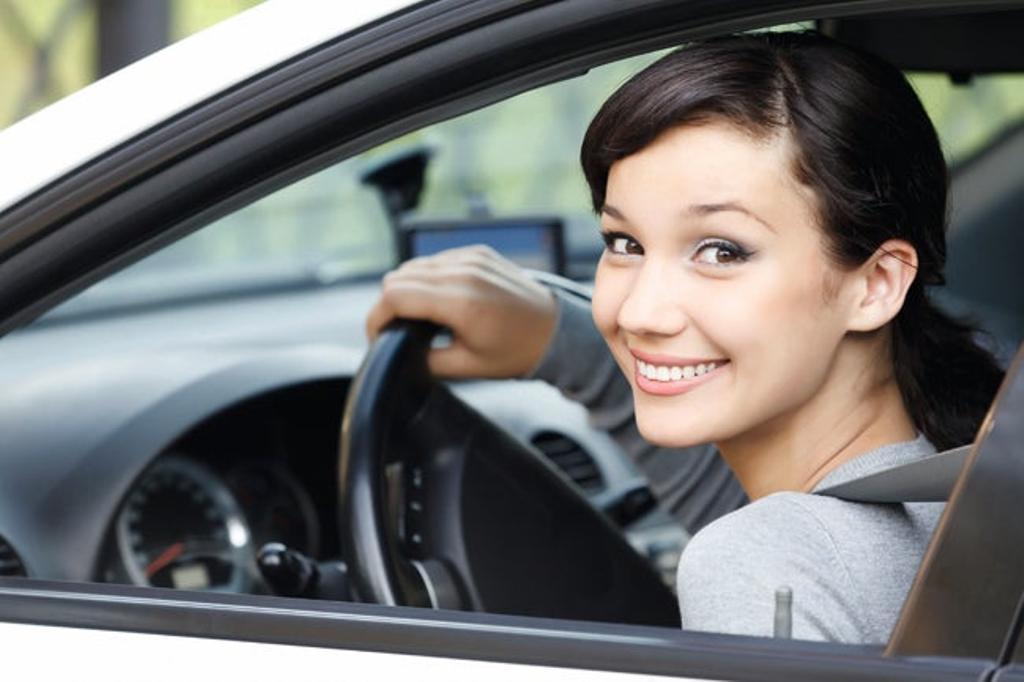 Chica conduciendo