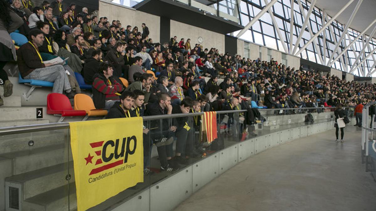 Aspecto de la Pista de Atletismo Cubierta de Sabadell, con los asamblearios de la CUP, este domingo.