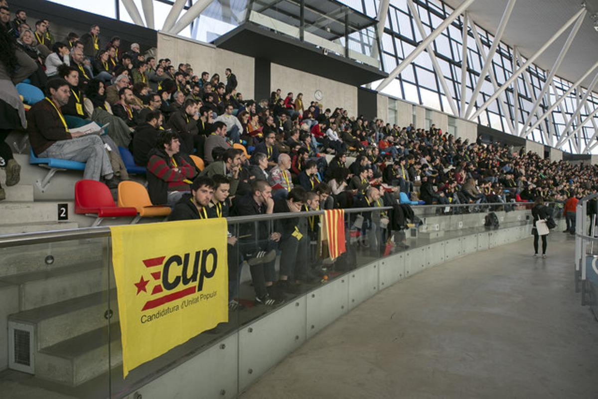 Aspecte de la pista d’atletisme coberta de Sabadell, amb els assemblearis de la CUP, aquest diumenge.