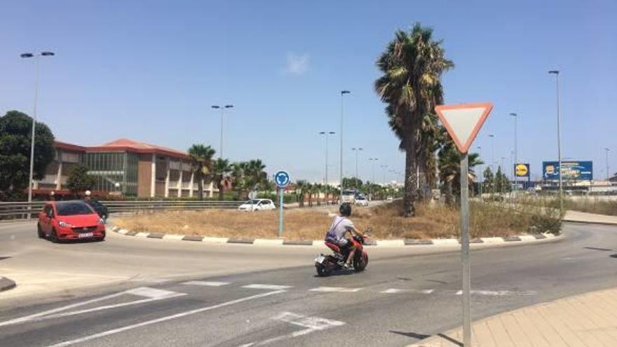 Una imagen de la rotonda, ubicada junto al IES Las Lagunas de Torrevieja.