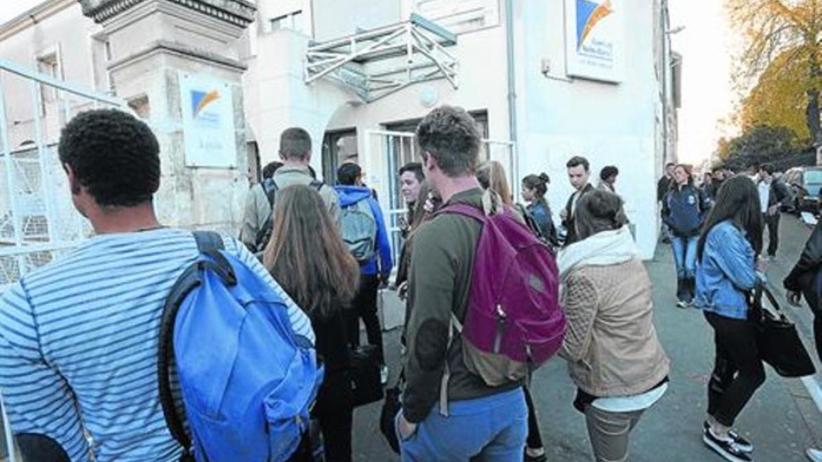 Entrada en clase 8Estudiantes llegan al liceo Fenelon Nôtre-Dame de La Rochelle, ayer.