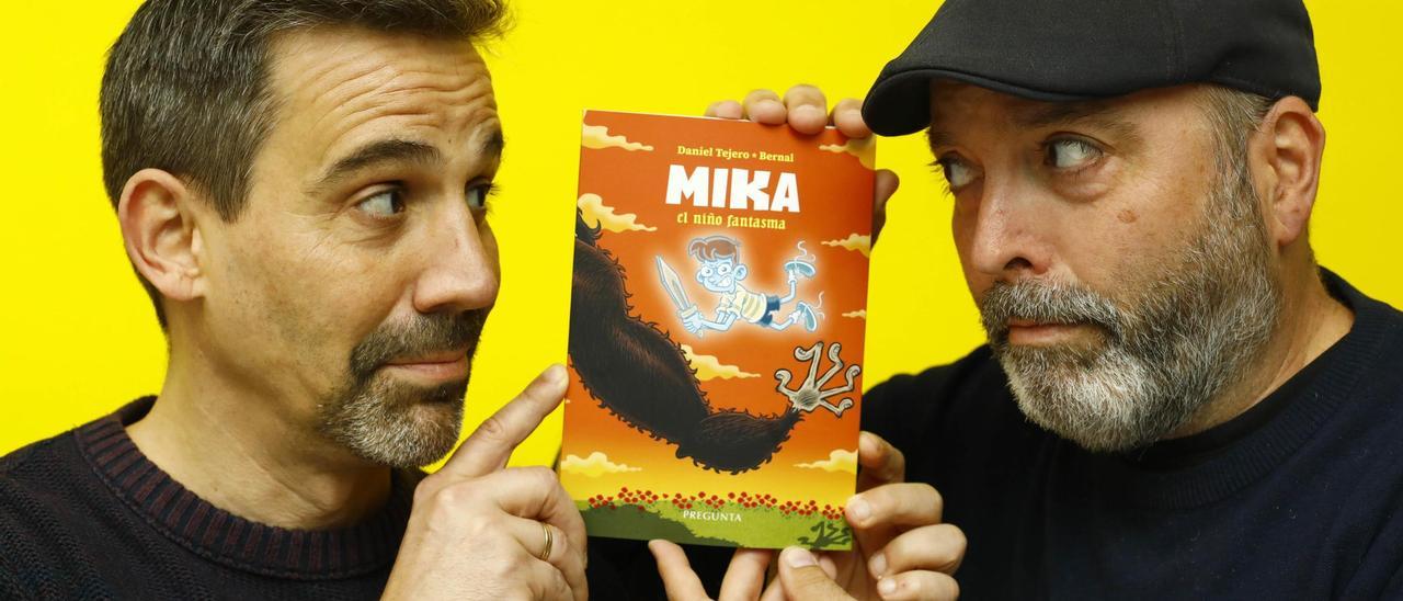 Bernal y Daniel Tejero con un ejemplar de 'Mika, el niño fantasma'.