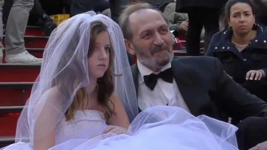 Un youtuber simuló una boda con una niña.