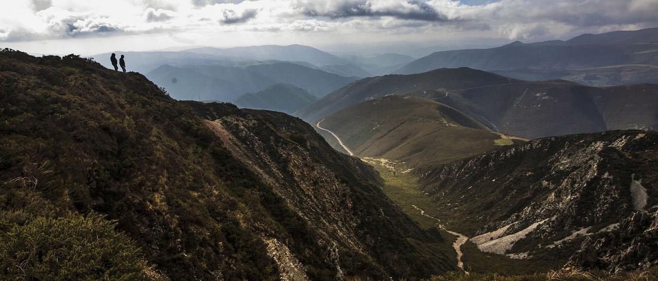 Parte de la muralla de módulos, un sistema de defensa compartimentado para evitar destrucciones totales, en el castro de San Chuis (Allande). | Miki López