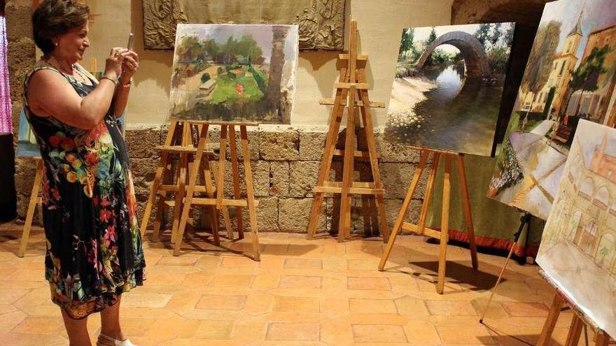 La exposición de las pinturas se realizó en el Parador de Turismo.