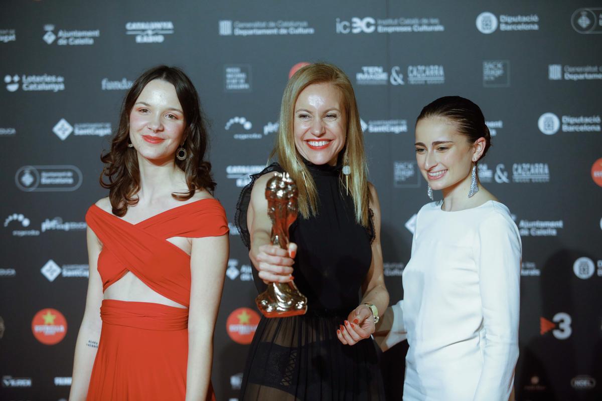 El equipo de la película El retorn: la vida després de l’ISIS posa con su premio Gaudí