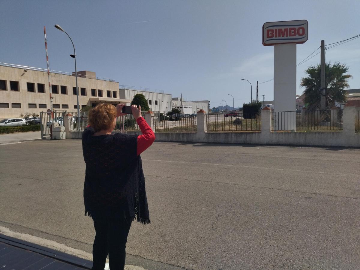 Rosa García, la trabajadora más veterana, toma una foto del letrero