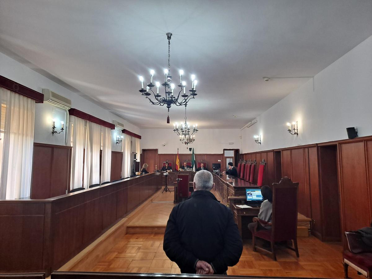 El condenado, en la Audiencia de Badajoz.