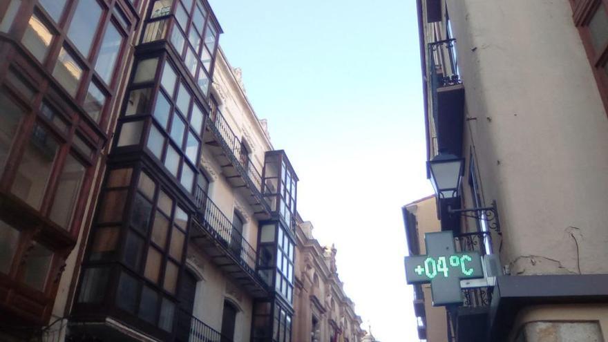 Cielo despejado y temperatura fresca por la mañana en la capital