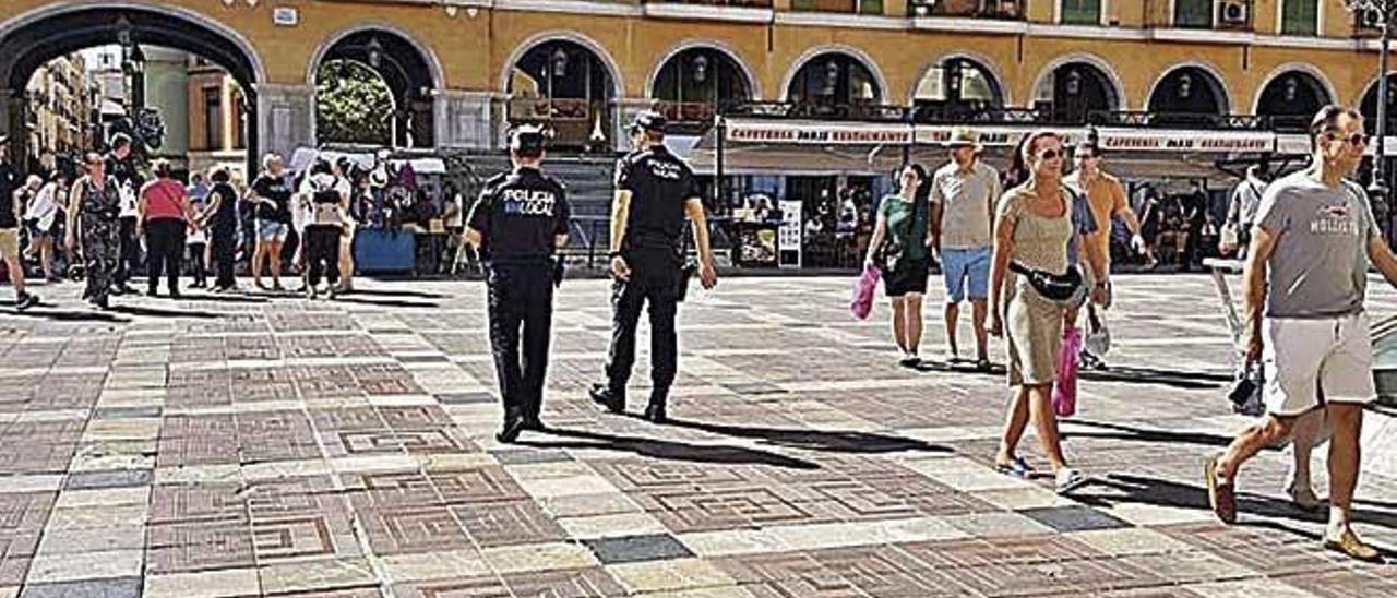 La presencia policial &#039;espanta&#039; a los manteros.