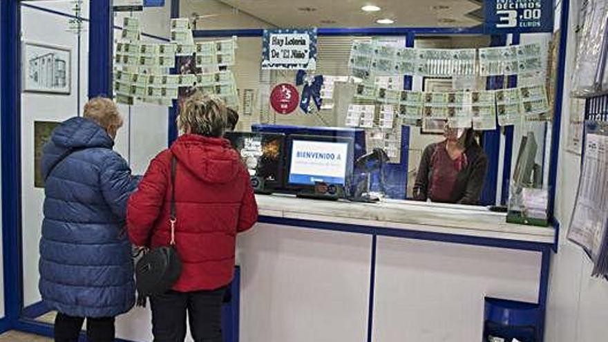 Una administración de lotería de la capital, con décimos a la venta del Sorteo del Niño.