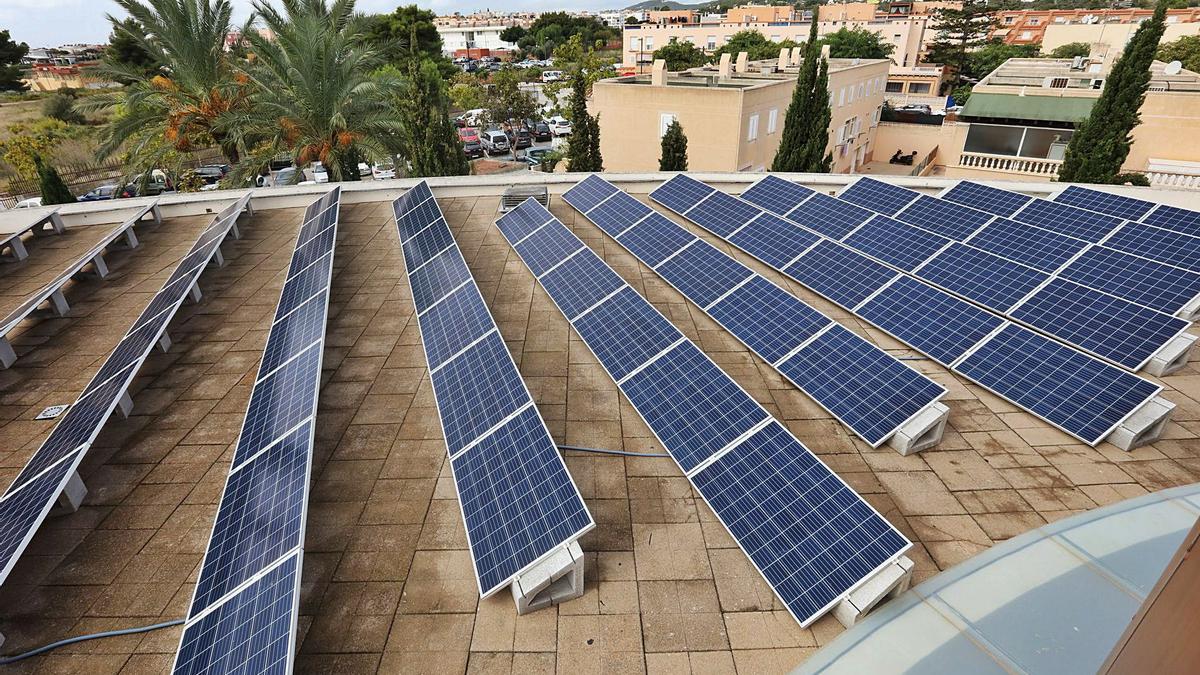 Placas solares sobre la azotea de la sede de Diario de Ibiza.