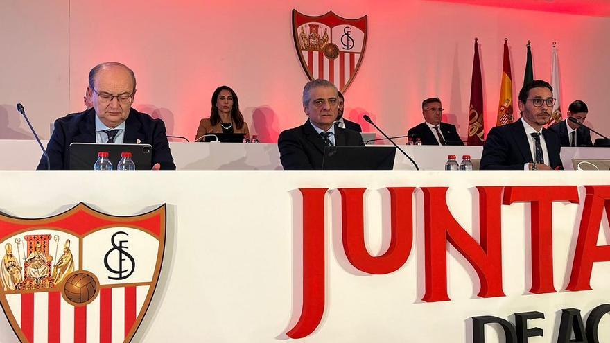 Mesa de la Junta General de Accionistas del Sevilla FC.