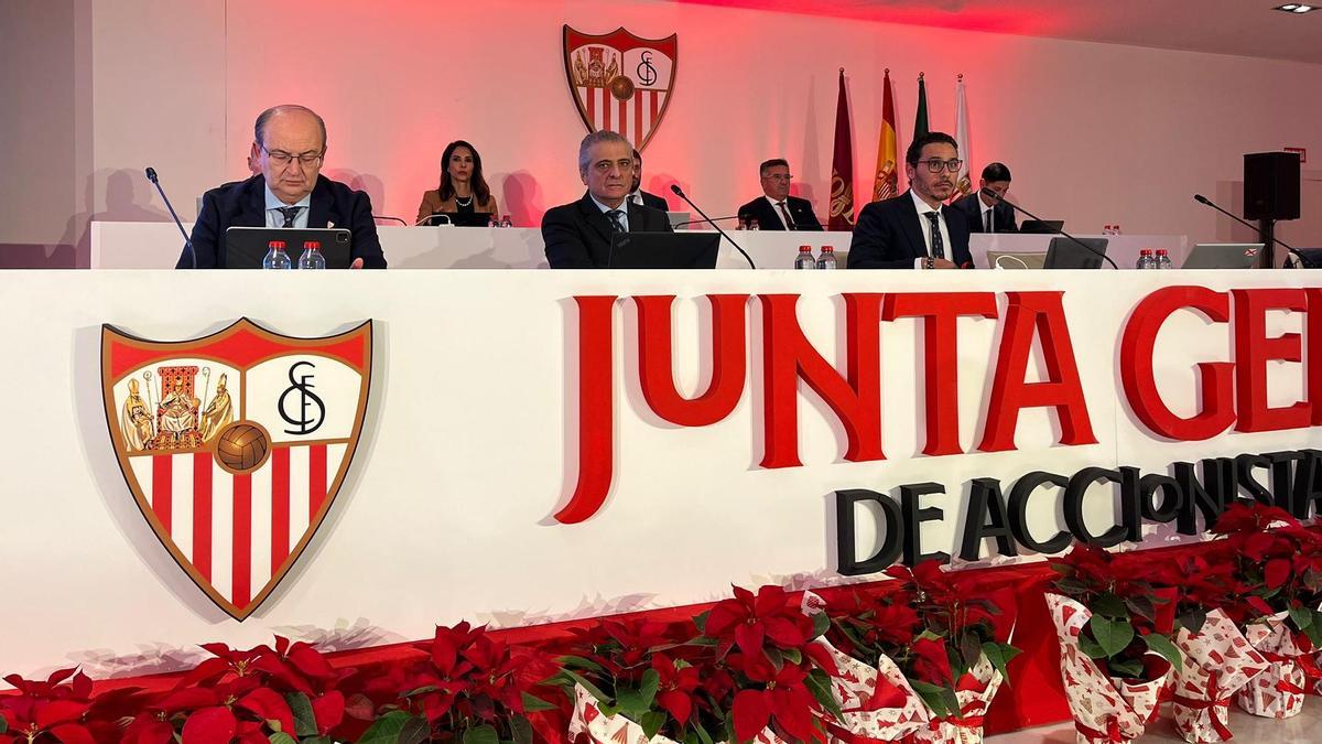 Mesa de la Junta General de Accionistas del Sevilla FC